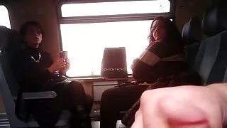 Mettez putana sur porno gyneco francais ses genoux en train de sucer une bite.