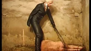 Le trou anal espagnole porno de Rebel Rhoeder a été baisé par deux bites.