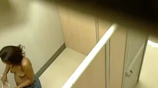 Le constructeur éjacule sur le video français x visage de putane après une pipe.