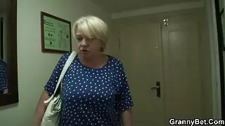 Un employé d'un centre meilleur film porno francais d'appels plaisante avec le patron.