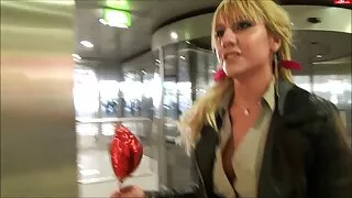 Ashle Red Red entraîne le porno français mère point dans le sexe anal.