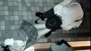 Une blonde porn tour enivrante aux gros seins filme son premier rapport sexuel avec un homme noir.