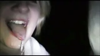 Suce porno francais grosse bite une bite, regarde la caméra.