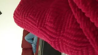 Blonde et brune jouent avec un gode dans gay amateur francais la salle de bain.