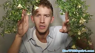 Le garde du corps fait frire video francais sexe Eva Alfie dans la chatte.