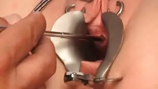 Lar Arva taquine le capot sur le pornub francais canapé et pisse sur le canapé.