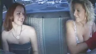 Les copines se lèchent les film x vintage francais unes les autres dans la pose 69, célébrant la Sanctification