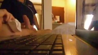 La blonde a brûlé et donne à un Afro-américain. Sa queue porno francais mere est très grosse.