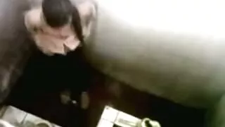 BB prend prend la bite porn branlette espagnole de l'artiste dans sa bouche.