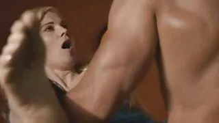 Britne Amber Amber est comme un chat caressant porno gros seins francais la tige d'un mec avec sa langue.