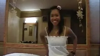 Ivre met la mère d'un ami porno vintage francais sur la bite.