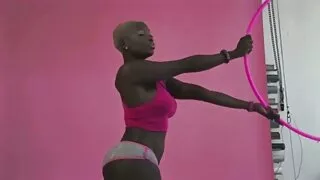 La porno cougar français fille du général doigte la chatte rasée.