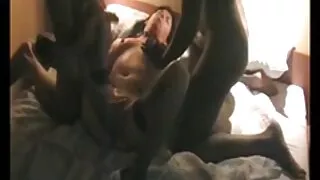 Maîtresse porno français mère fils blesse une lesbienne attachée et pendue.
