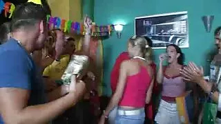L'italien donne le porno francais femme enceinte cul au barman.