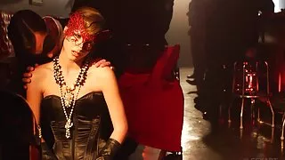 Milf porno bi francais se salit avec un mec qui a une bite envahie.