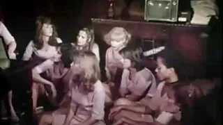 La blonde crache porno en langue français avec un ami basané. Baiser dans une maison sans lumière.