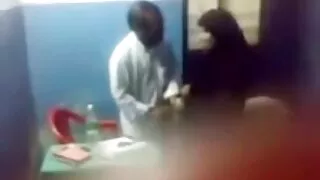La jeune blonde s'amuse avec la grosse bite de porno francophone son amie dans la cuisine.