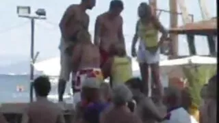 Une fille et un ami inclinent un films porno italien mec à baiser.