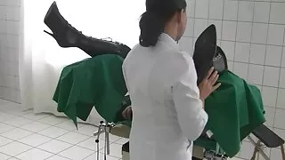 Savannah Bond joue avec un gode dans la video x amateur francais piscine.