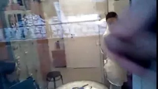 Une nouveau porno français grosse femme saute sur la bite d'un homme noir.