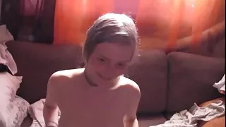 Des hommes en noir video gay en français baisent une fille.