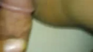 Une bite film x francai noire entre dans la chatte d'Eddie Dee.