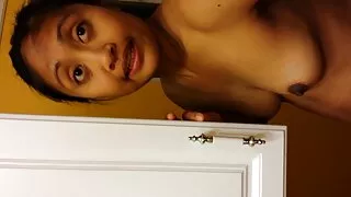 La nana tombe avec un homme expérimenté au lit. porno mature francais