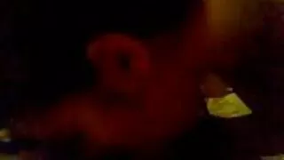 Baise une porno french amateur blonde tatouée de garde avec un plug anal dans le cul.
