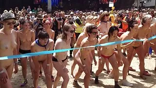 Elle humilie un mec avec une ceinture de chasteté video porno français amateur sur sa bite, le cocu la regarde sucer un homme noir.