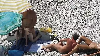 Deux filles se porno plombier francais lèchent devant son mari.