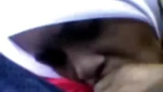 Lesbiennes léchant la chatte rasée sur un porno francais retro canapé blanc.