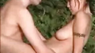 Une fille blanche est tombée amoureuse d'un mec noir avec une énorme bite film porn francais et couche avec lui.