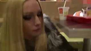 Nata se masturbe porno arabe français dans le miroir.